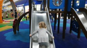 Дети в игровом центре Мега