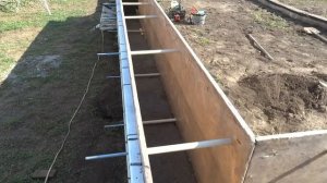 Последние подготовки перед заливкой стен из полистиролбетона