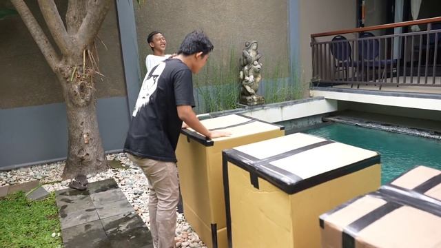 JANGAN SAMPAI SALAH DORONG BOX KARDUS !!! NGAKAK? **NYEBUR KEKOLAM RENANG** | Mikael TubeHD смотреть онлайн