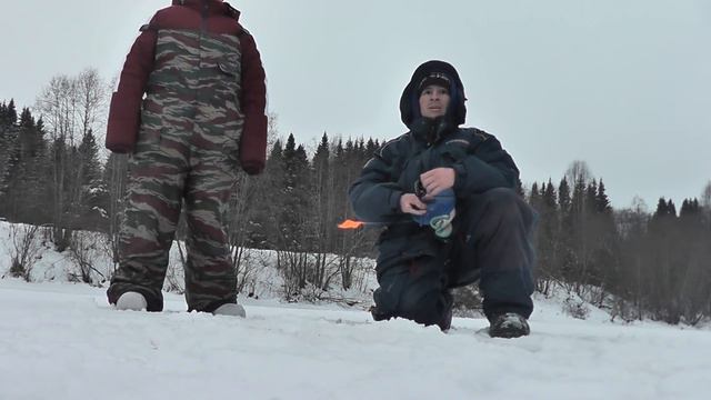 Жизнь в ЗЕМЛЯНКЕ. Ловим ЩУК с СЫНОМ! Ночь в ЛЕСУ! Рыбалка на ЖЕРЛИЦЫ. смотреть онлайн