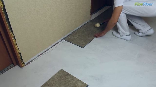 Укладка замковой кварц-виниловой плитки (ПВХ) Fine Floor на подготовленное бетонное основание. смотреть онлайн