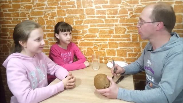 Как открыть кокос в домашних условиях (+как едят кокос) | Я – папа смотреть онлайн