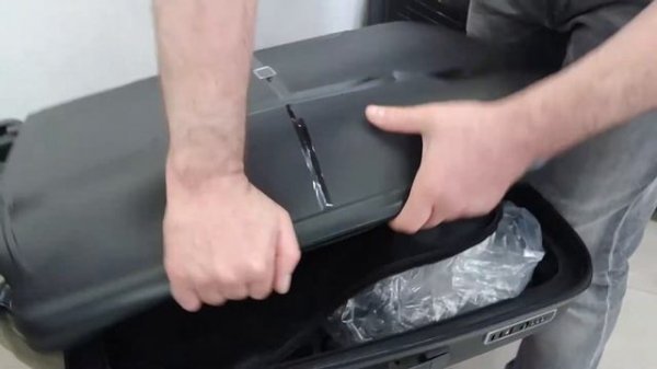 Чемодан средний черный Airtex 245