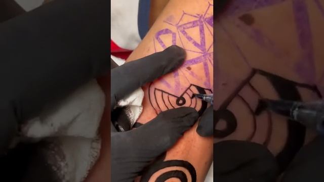 Wrap Arround Geometric 3/4 Sleeve Tattoo смотреть онлайн