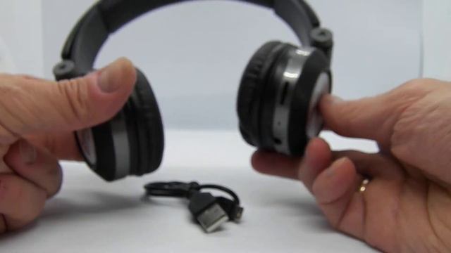 Беспроводные блютуз наушники JBL E40BT смотреть онлайн