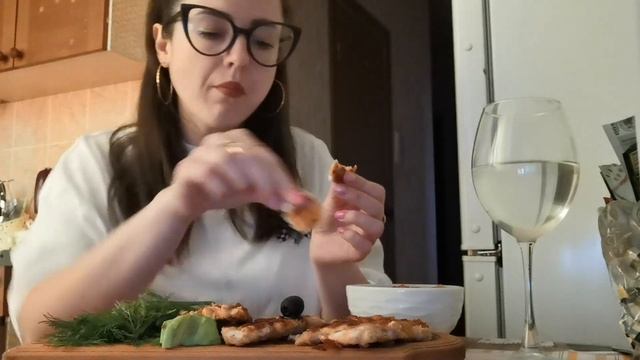 #мукбанг Куриный шницель с салатом и яблочным уксусом смотреть онлайн