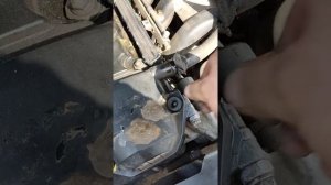 колхоз. если не возможности заменить прокладку клапанной крышки. м52 в25. сажаем на герметик.