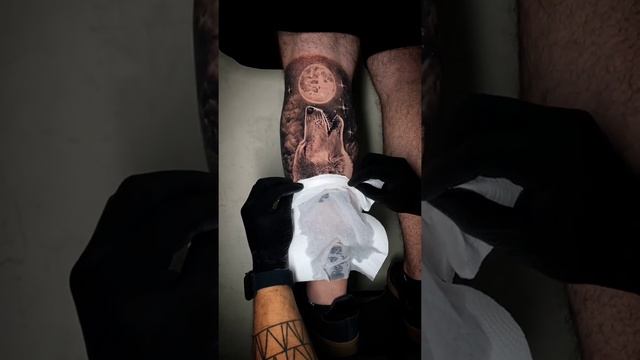 татуировка на ноге волк воет на луну #shorts #tattoo #wolf смотреть онлайн