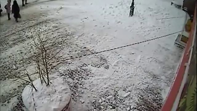 Сход снега с крыши.Часть 2. Н.Новгород. Б.Покровская 14 смотреть онлайн