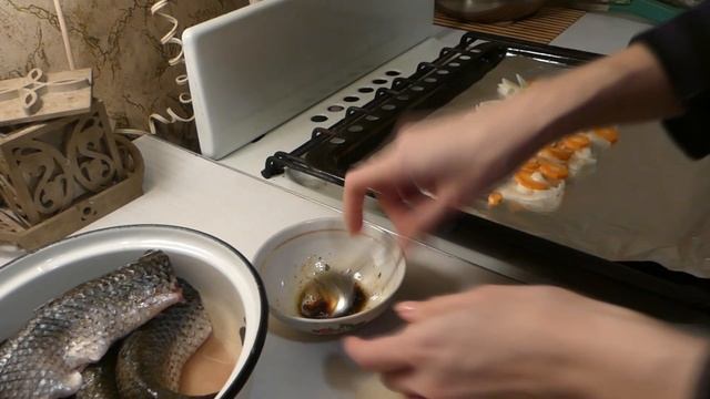 ЗАПЕЧЕННЫЙ ПЕЛЕНГАС В ДУХОВКЕ С ОВОЩАМИ В ФОЛЬГЕ. КАК ПРИГОТОВИТЬ КЕФАЛЬ ВКУСНО В ДУХОВКЕ С ОВОЩАМИ смотреть онлайн