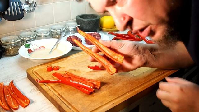 Острый фаршированный перец чили в кляре. Отличная пряная закуска к пиву! смотреть онлайн