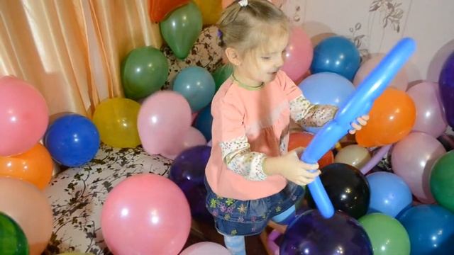 ЦЕЛЫЙ ДОМ ВОЗДУШНЫХ ШАРИКОВ/АЛИСА ИЩЕТ ПОДАРКИ смотреть онлайн