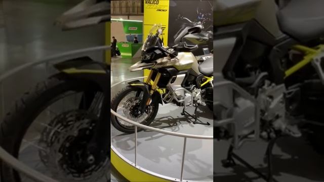 VOGE 900 DSX VALICO IN EICMA 2022. Rival of CF MOTO 800 and BENNELI 900 смотреть онлайн