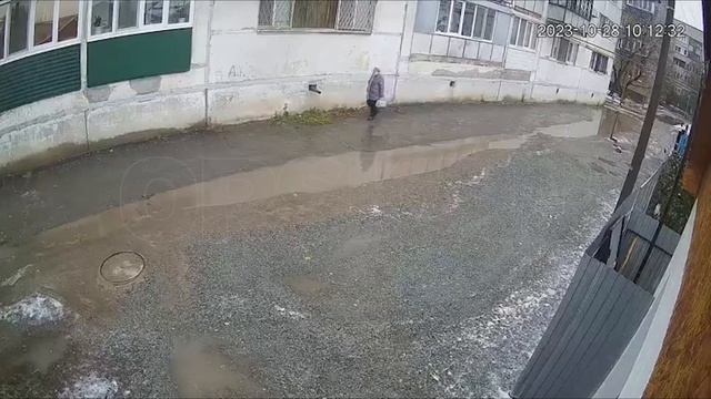 Орчанка оставила пакет с мусором у дома и спокойно ушла смотреть онлайн