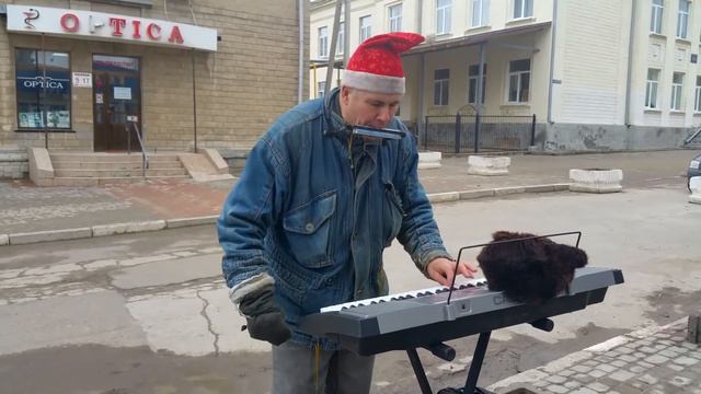 Уличный музыкант, Бельцы, Молдова - 15 февраля 2019 год смотреть онлайн