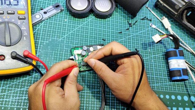 JBL Flip 5 does not power on, cannot be repaired смотреть онлайн