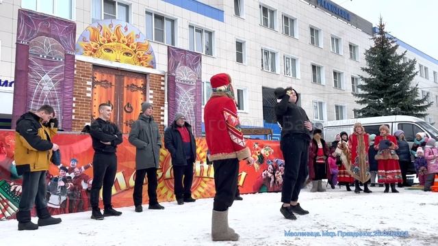 Масленица. Конкурс поднятие гири 24 кг. Мкр. Правдинск. 26.02.2023 Площадь Заводская. От Дежурного. смотреть онлайн