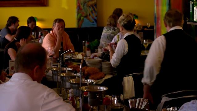 Официантку уволили, после того, как гости оставили ей 4000 долларов на чай... смотреть онлайн