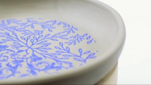 Как нанести подглазурную деколь на глиняное изделие? Смотрите видео!