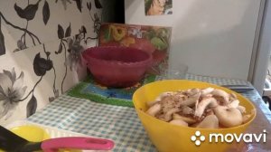 Курочка запечённая в духовке с картошкой и вешёнками.