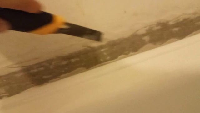 Как не надо клеить бордюрную ленту на ванну. смотреть онлайн