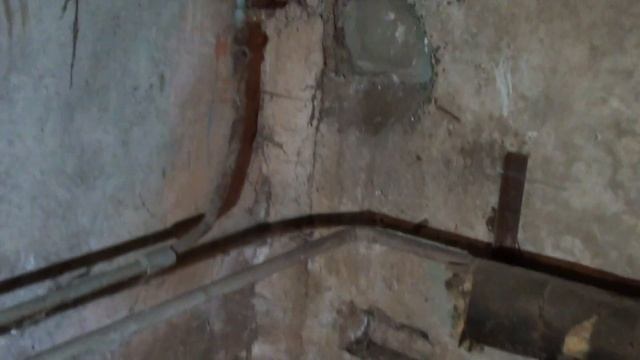 Электрический кабель на металлических трубах отопления и жуткая грязь смотреть онлайн