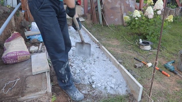Строим барбекю. Установил бордюры и укрепил склон. смотреть онлайн