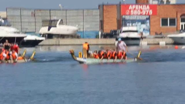 Проход команды Жги! на соревнованиях лодок класса дракон. День молодежи 2013 года смотреть онлайн