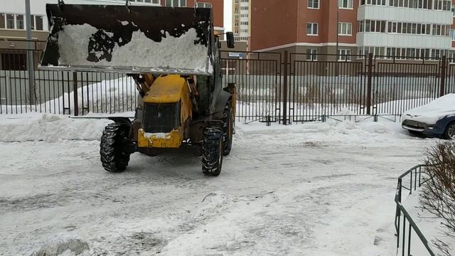 Трактор чистит снег в городе смотреть онлайн