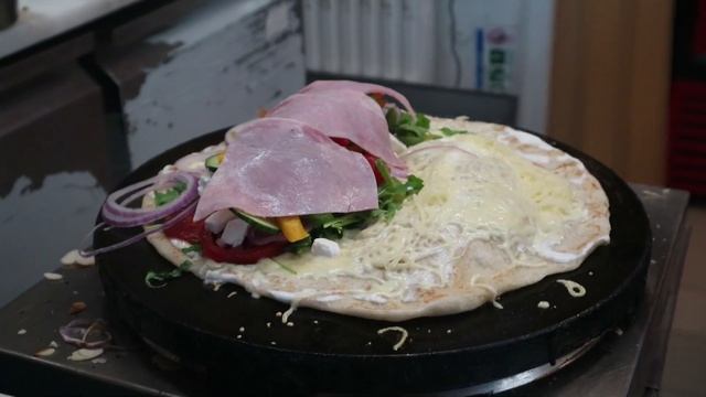 Hungarian Street Food. Lángos Delicious! Восхитительный Лангош в Будапеште! смотреть онлайн