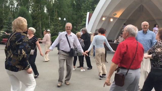 Треба бути молодим!!!???Танцы в парке Горького!!!??Харьков?☘️Май 2021 смотреть онлайн