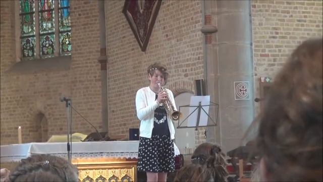 Eerste solo optreden met trompet (in kerk op communie viering) смотреть онлайн