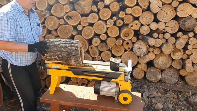 Пилим дрова в деревне у бабушки. смотреть онлайн