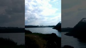 Ка 52 над пляжем. Ка 52 развлекает людей на пляже.