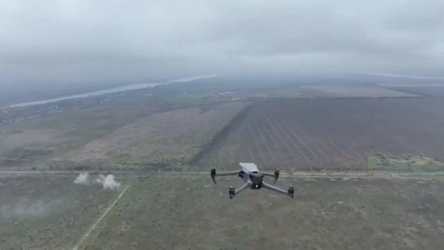 Первый, зафиксированный на видео, воздушный бой между украинским и российским дронами. смотреть онлайн