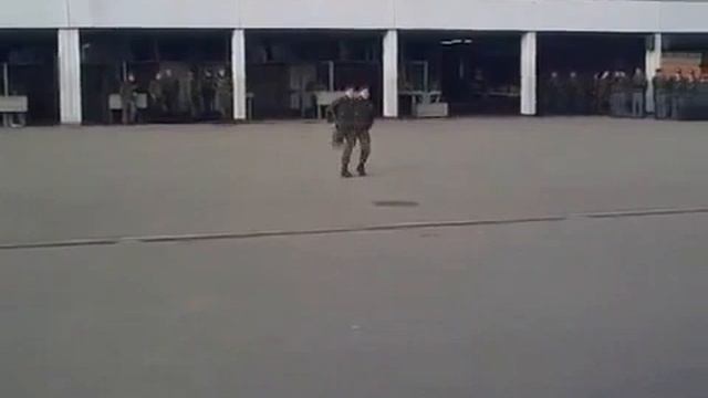 Солдат танцует как Майкл Джексон смотреть онлайн