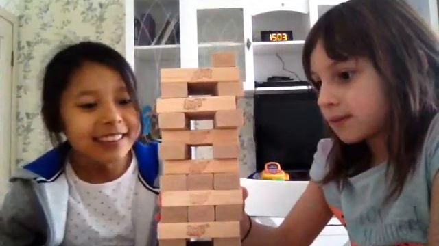Я со своей подругой играю в Jenga смотреть онлайн