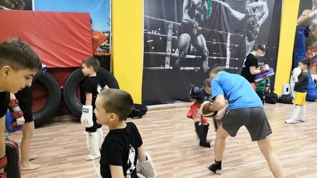 Старшие держат на лапах малышей. Тайский бокс в Уфе. СК Лейтай смотреть онлайн