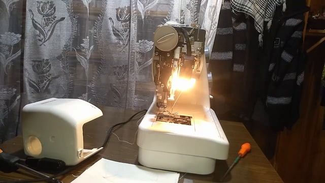 Начинает шить и гудит швейная машинка Janome 525S смотреть онлайн