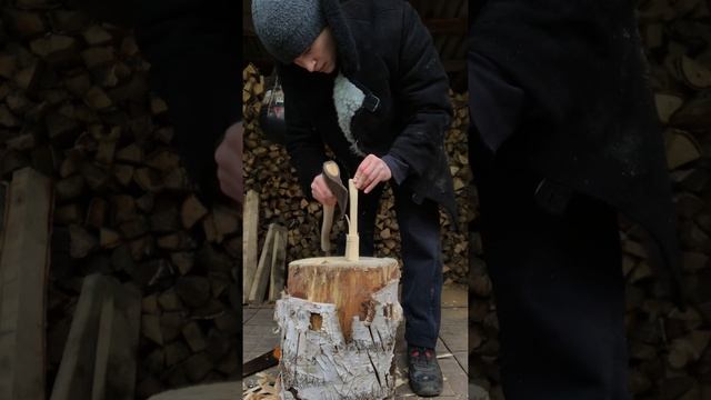 Как вырезать деревянную ложку, работа топором. смотреть онлайн