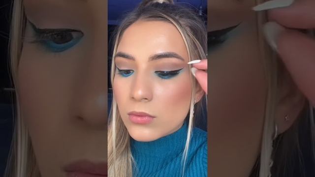 Shakira Inspired Makeup Look #shakira #makeup #maquillaje #cinderellasnapped #shorts смотреть онлайн