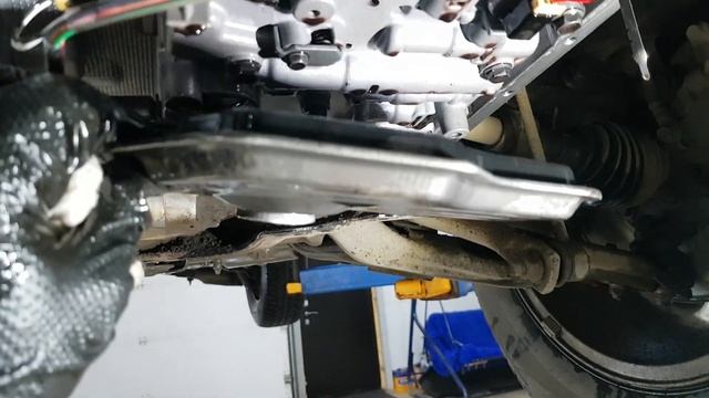 Тойота Рав4 2007. Замена жидкости АКПП, пробег 300 000 + км. Будьте внимательны с неоригиналом? смотреть онлайн