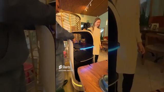 робот-официант в Казани.