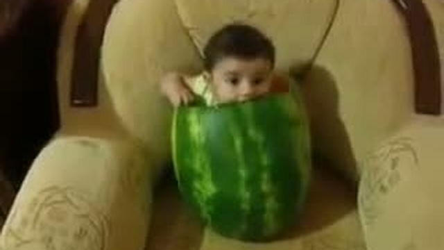 Ребенок ест арбуз / www.kengarags.ru смотреть онлайн