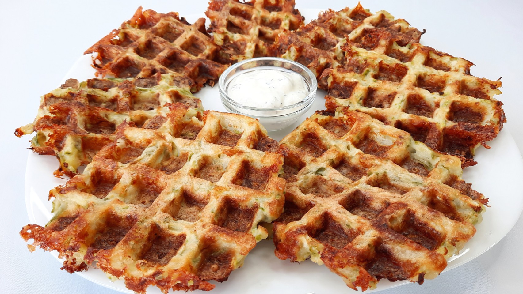 КАБАЧКОВЫЕ ВАФЛИ В ВАФЕЛЬНИЦЕ / Кабачковые вафли с сыром смотреть онлайн