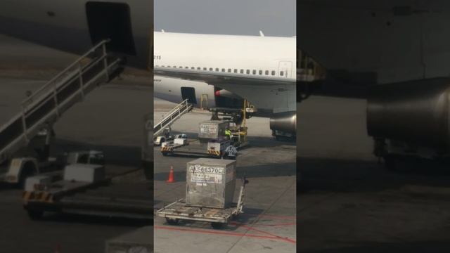 Погрузка груза в самолёт смотреть онлайн