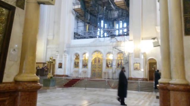 Внутри собора Цминда Самеба (წმინდა სამება) в Тбилиси, Грузия, 30.01.2015 смотреть онлайн