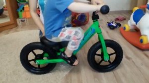 Беговел SLIDER. Ребёнок на беговеле. Возраст 2 года.