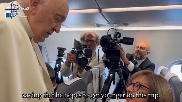 (3/8/2023) Pope jokes with journalists on the plane to Lisbon: "I will return rejuvenated" смотреть онлайн