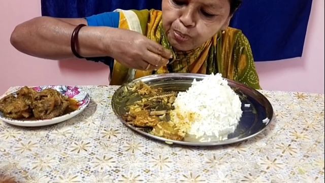 EATING RICE WITH SAAL.BEGUNVAJA..VOLA MACHER JHAL.DHOKAR DALNA,CHICKEN KOSHA।। смотреть онлайн